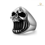 Bague stylée avec motif tête de mort