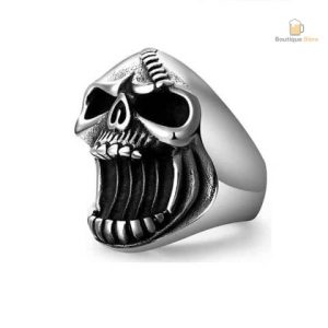 Bague stylée avec motif tête de mort