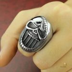 Bague décorative et fonctionnelle pour ouvrir les bouteilles