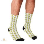 Modèle de chaussettes hautes sur le thème bière