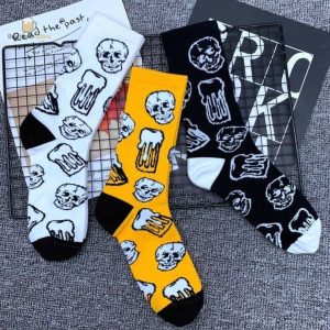 Chaussettes têtes de mort et bière pour un style original