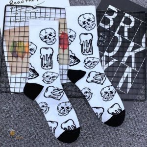 Chaussettes à motif têtes de mort et bière, amusantes et décalées