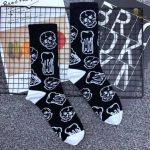 Accessoire tendance : chaussettes avec têtes de mort et motifs de bière