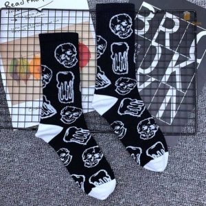 Accessoire tendance : chaussettes avec têtes de mort et motifs de bière