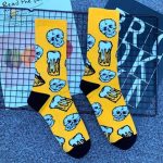 Chaussettes uniques alliant têtes de mort et passion pour la bière