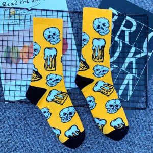 Chaussettes uniques alliant têtes de mort et passion pour la bière