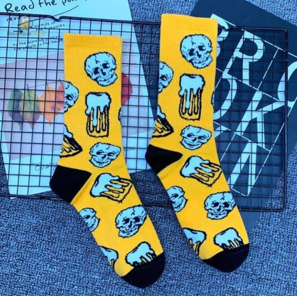 Chaussettes uniques alliant têtes de mort et passion pour la bière