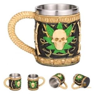 Chope de bière avec motif crâne et cannabis