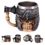 Chope de bière avec crâne casqué et hache décorative