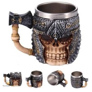 Chope de bière avec crâne casqué et hache décorative