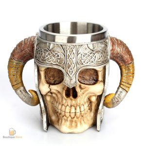Chope à bière décorée d'un crâne à cornes