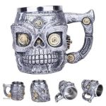 Chope de bière crâne avec engrenages décoratifs
