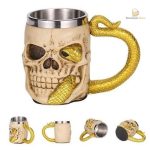 Chope de bière avec motif serpent d'or et crâne