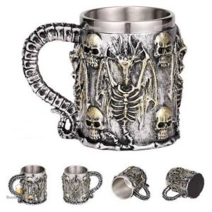 Chope de bière en argent avec motif de squelette de dragon