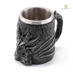 Chope de bière décorée d'une tête de dragon sculptée