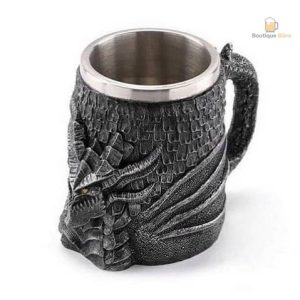 Chope de bière décorée d'une tête de dragon sculptée