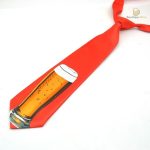 Cravate rouge à motif pinte de bière pour les amateurs de bière.