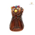 Décapsuleur original en forme de gant de Thanos, pratique et amusant