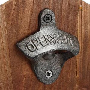 Accessoire mural pratique pour décapsuler et récupérer les bouchons