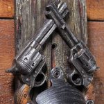 Décapsuleur mural avec style Western, idéal pour les soirées