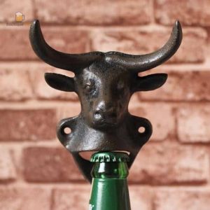 Accessoire mural original pour ouvrir les bouteilles facilement