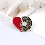 Accessoire pin's unique pour les passionnés de bière et vinyle