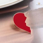 Pin's Bière avec motif cœur et vin, design original et ludique