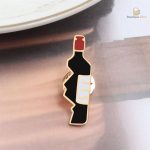 Accessoire de mode : Double Pin's avec symbole de vin et amour