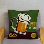 Coussin à motif chope pour décor de fête