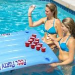 Objets improbables : matelas Beer Pong pour des moments conviviaux