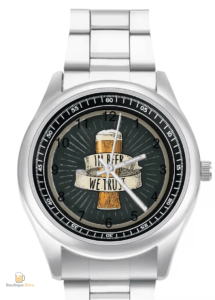 Montre métallique avec inscription "In Beer We Trust