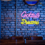 Néon bar avec design inspiré des cocktails