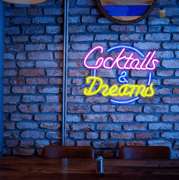Néon bar avec design inspiré des cocktails