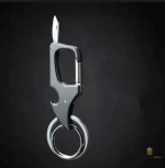 Mousqueton porte clé avec fonction décapsuleur intégrée