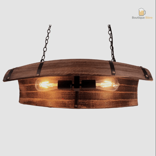 Lampe en bois qui évoque l'univers de la bière